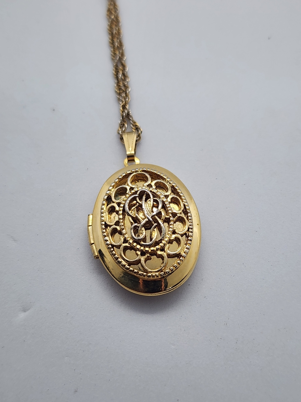 Vintage Gold Tone Oval Filigree Locket Necklace 23" Rope Chain